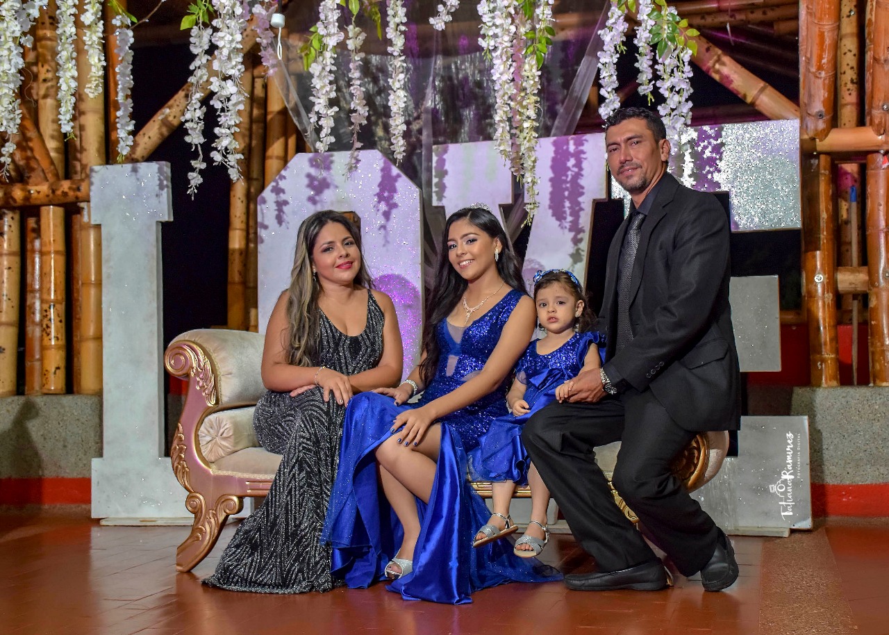 Sus padres y hermanita: Viviana González Tovar, Paula Bustos González, Julietha Bustos González y Vicencio Bustos Sánchez.